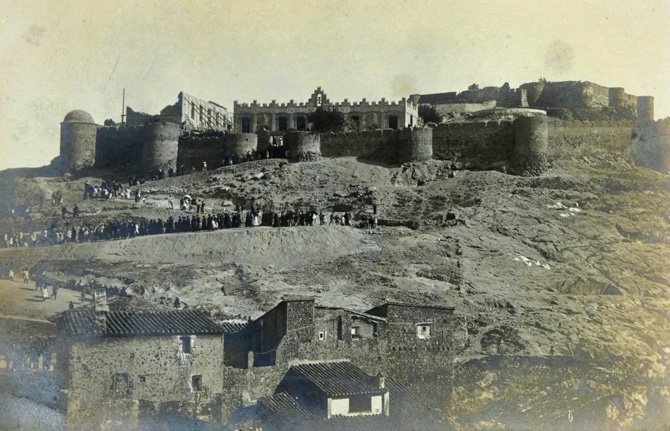 Imatge del dia de la inauguració de les escoles del castell d’Onda, el 2 de febrer de 1920