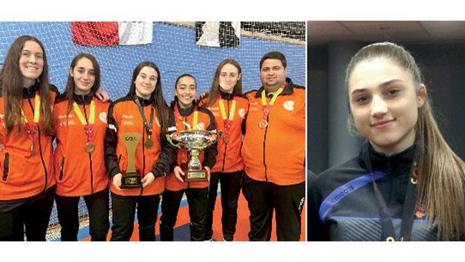 La expedición del Handbol (izq) y Erika Vladu (dcha.)