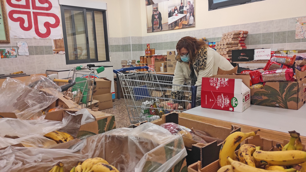 Voluntarios colaboran en la donaciónn de alimentos