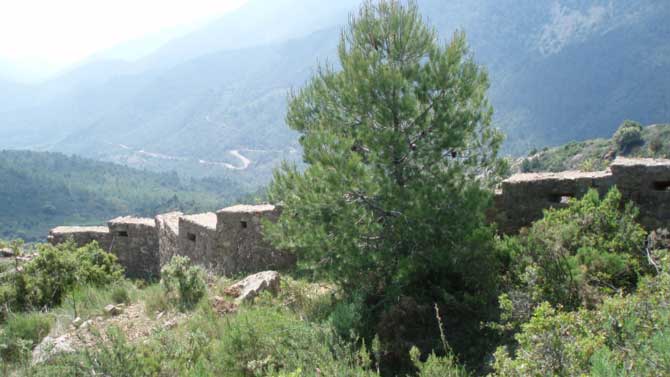 Muralla defensiva utilizada por el bando republicano que está en la zona de “Las dos tetas”./ X. H.