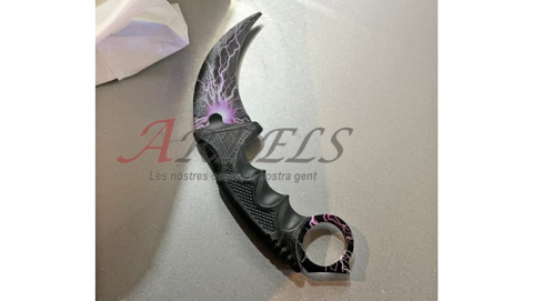 Lo hirió con un karambit