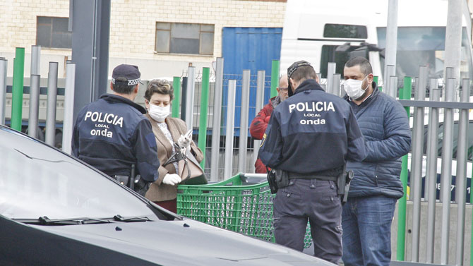 La policía pide documentos en un supermercado / LL. DOMÈNECH