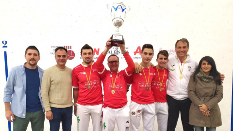 Els pilotaris s'alçaven amb la copa / ARRELS