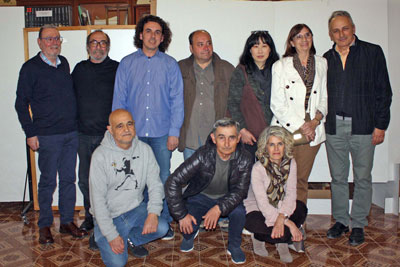 Los artistas junto al director del museo / A. M.
