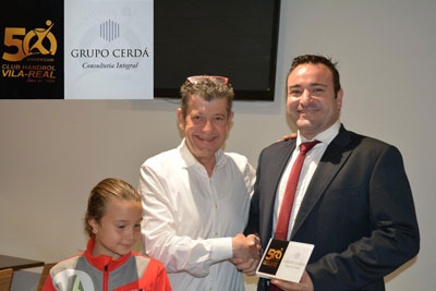 Alberto Cerdá Fllor, recogiendo la distinción del Club Handbol Vila-real