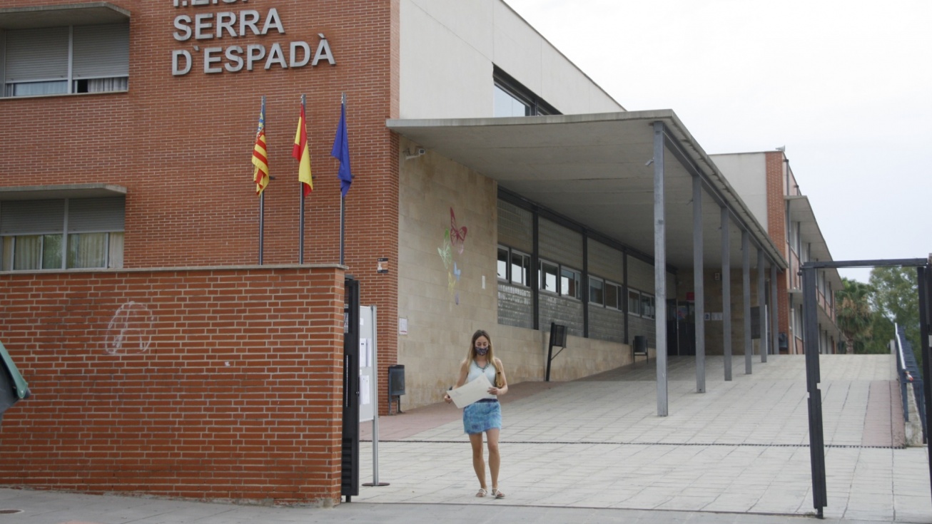 Una joven saliendo del instituto con su título / LLUÍS DOMÈNECH