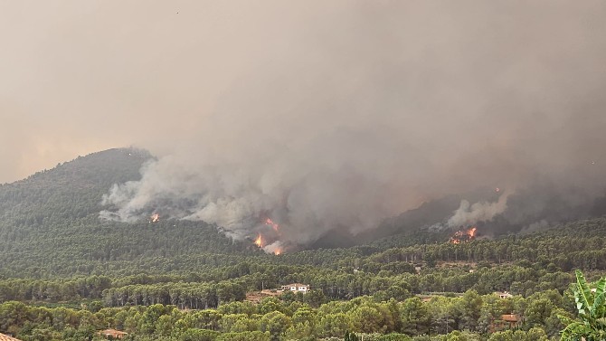 Onda confinada y algunas casetas evacuadas