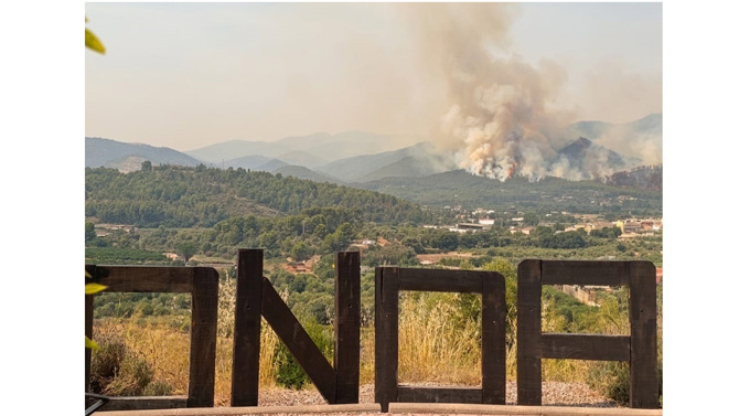 El cartel de Onda del Monteblanco durante el incendio / P. LENGUA