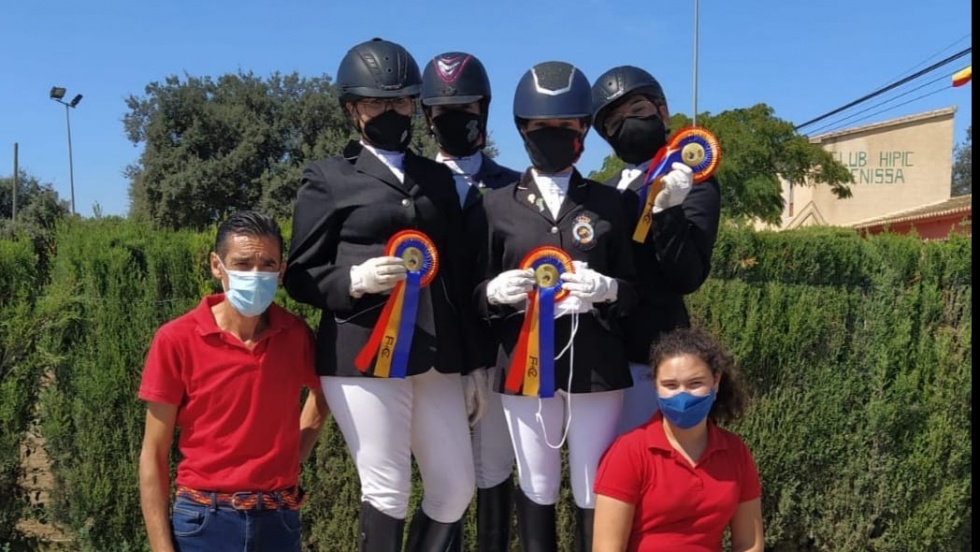 Les amazones celebren els títols / ARRELS