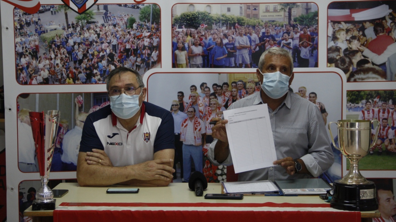 Marco (izq.) y Salvador (decha.) muestran los protocolos frente al COVID-19 / LL. D.