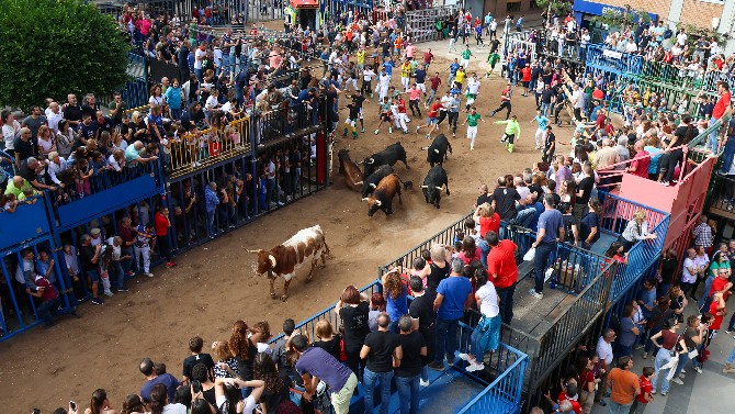 Miles de aficionados llenan las calles de Onda en el primer encierro de la Fira 2025