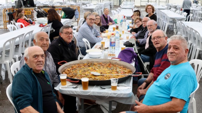 Las paellas y la ofrenda lucen pese a la lluvia