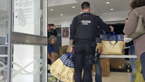 Un agente colaborando en el punto de donaciones de El Mónaco este sábado