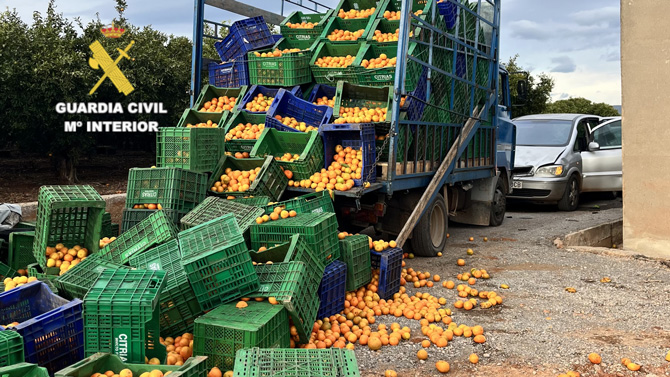 Un fugitivo se estrella en plena persecución y causa daños a dos trabajadores